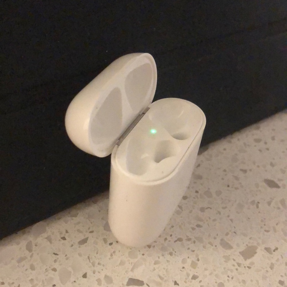 Apple AirPod Charging Case, mint condition.